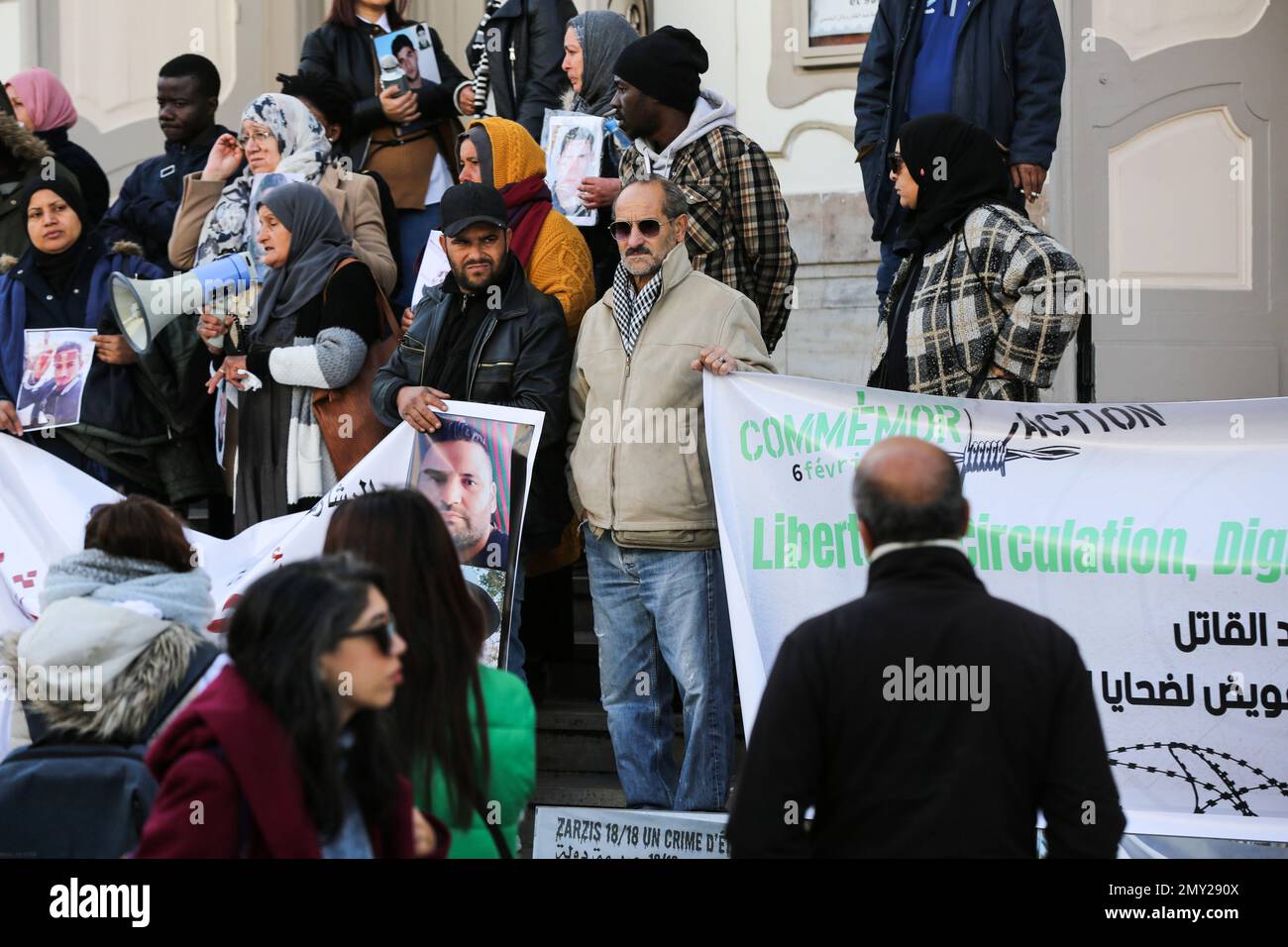 Familien erheben während eines Protests am 4. Februar 2023 in Tunis, Tunesien, Slogans und Bilder ihrer vermissten Söhne. Eine Koalition von Organisationen, die sich für das Recht auf Freizügigkeit einsetzen, organisierte anlässlich des Internationalen Tages gegen das mörderische Grenzregime vor dem Stadttheater von Tunis einen Solidaritätsstand mit den Müttern vermisster Personen in irregulärer Migration, Es handelt sich um eine internationale Bewegung, die am 6. Februar jedes Jahres organisiert wird, um sich dem zu verweigern, was sie als Rassismus betrachten, der durch die Grenzen zwischen den Ländern des Nordens und des Südens verstärkt wird. (Foto: Mohamed KRIT/ Stockfoto
