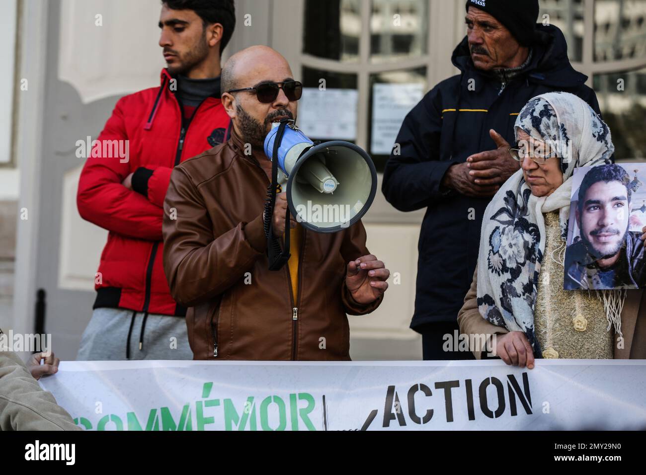 Romdhan Ben Amor, Präsident des tunesischen Forums für soziale und wirtschaftliche Rechte während des Protests am 4. Februar 2023 in Tunis, Tunesien. Eine Koalition von Organisationen, die sich für das Recht auf Freizügigkeit einsetzen, organisierte anlässlich des Internationalen Tages gegen das mörderische Grenzregime vor dem Stadttheater von Tunis einen Solidaritätsstand mit den Müttern vermisster Personen in irregulärer Migration, Es handelt sich um eine internationale Bewegung, die am 6. Februar jedes Jahres organisiert wird, um sich dem zu verweigern, was sie als Rassismus betrachten, der durch die Grenzen zwischen den Ländern des Nordens und des Südens verstärkt wird. (Pho Stockfoto