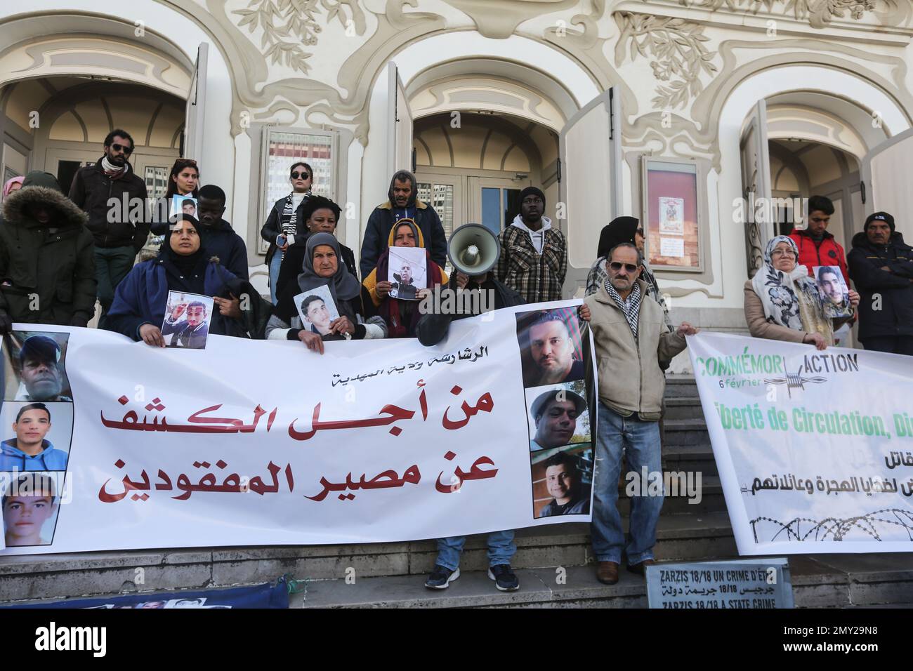 Familien erheben Fotos von ihren Söhnen während des Protests am 4. Februar 2023 in Tunis, Tunesien. Eine Koalition von Organisationen, die sich für das Recht auf Freizügigkeit einsetzen, organisierte anlässlich des Internationalen Tages gegen das mörderische Grenzregime vor dem Stadttheater von Tunis einen Solidaritätsstand mit den Müttern vermisster Personen in irregulärer Migration, Es handelt sich um eine internationale Bewegung, die am 6. Februar jedes Jahres organisiert wird, um sich dem zu verweigern, was sie als Rassismus betrachten, der durch die Grenzen zwischen den Ländern des Nordens und des Südens verstärkt wird. (Foto: Mohamed KRIT/Sipa USA) Stockfoto
