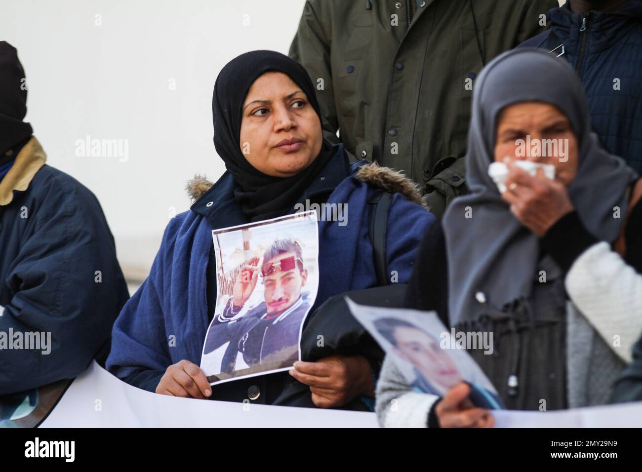Mütter halten während eines Protests am 4. Februar 2023 in Tunis, Tunesien, Bilder ihrer vermissten Söhne. Eine Koalition von Organisationen, die sich für das Recht auf Freizügigkeit einsetzen, organisierte anlässlich des Internationalen Tages gegen das mörderische Grenzregime vor dem Stadttheater von Tunis einen Solidaritätsstand mit den Müttern vermisster Personen in irregulärer Migration, Es handelt sich um eine internationale Bewegung, die am 6. Februar jedes Jahres organisiert wird, um sich dem zu verweigern, was sie als Rassismus betrachten, der durch die Grenzen zwischen den Ländern des Nordens und des Südens verstärkt wird. (Foto: Mohamed KRIT/Sipa USA) Stockfoto