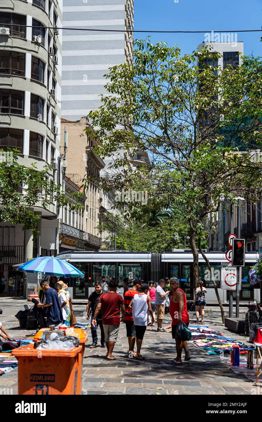 Blick auf die überfüllte Uruguaiana Straße und die nahegelegenen Gebäude nahe der Kreuzung mit der Sete de Setembro Straße im Centro Viertel unter blauem Sommerhimmel. Stockfoto