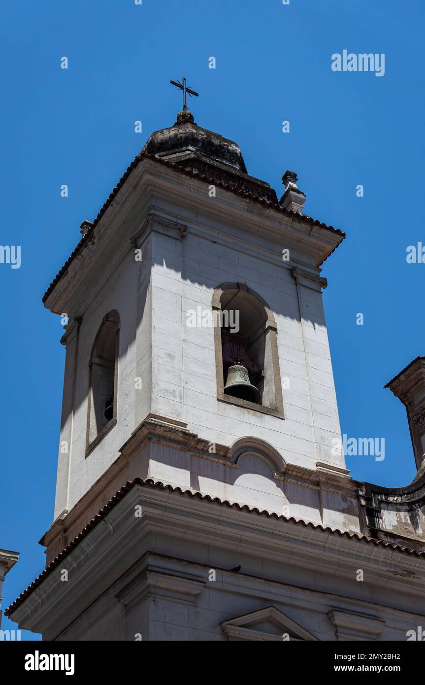 Nahaufnahme des rechten Turms der Kirche Nossa Senhora do Rosario e Sao Benedito dos Homens Pretos im Viertel Centro unter dem blauen Himmel am Sommermorgen. Stockfoto