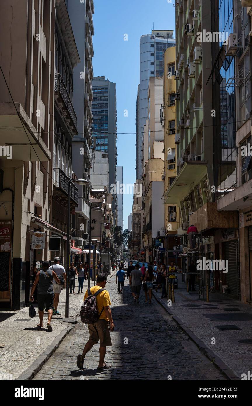 Blick auf die überfüllte Rosario Kopfsteinpflasterstraße, in der Nähe der Ecke zur Uruguay Straße im Centro-Viertel unter dem sonnigen blauen Himmel am Sommermorgen. Stockfoto