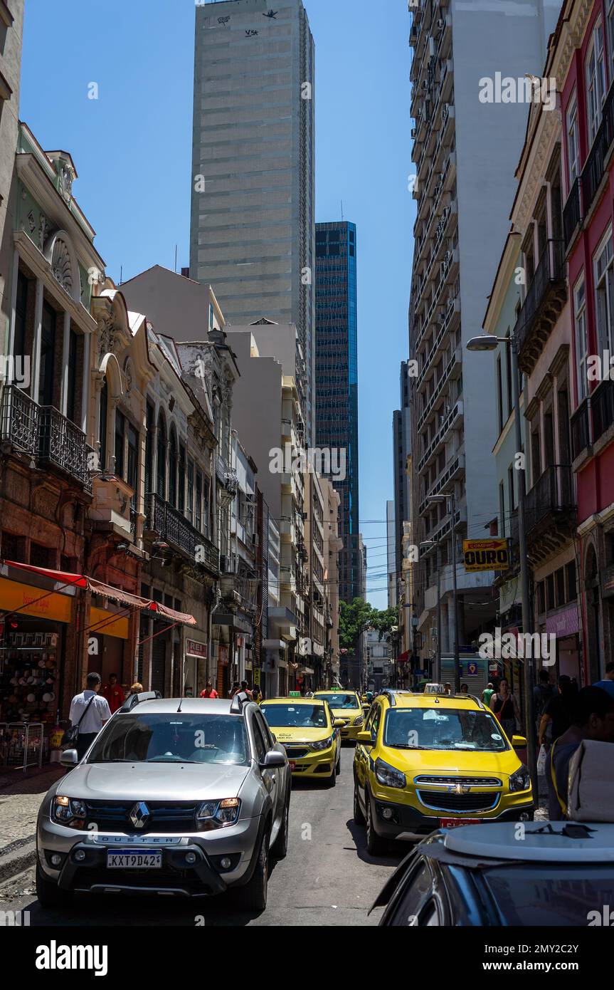 Weiter Blick auf die Straße Buenos Aires, umgeben von hohen Hochhäusern, nahe der Straße Uruguaiana im Centro-Viertel unter dem blauen Himmel am Sommermorgen. Stockfoto