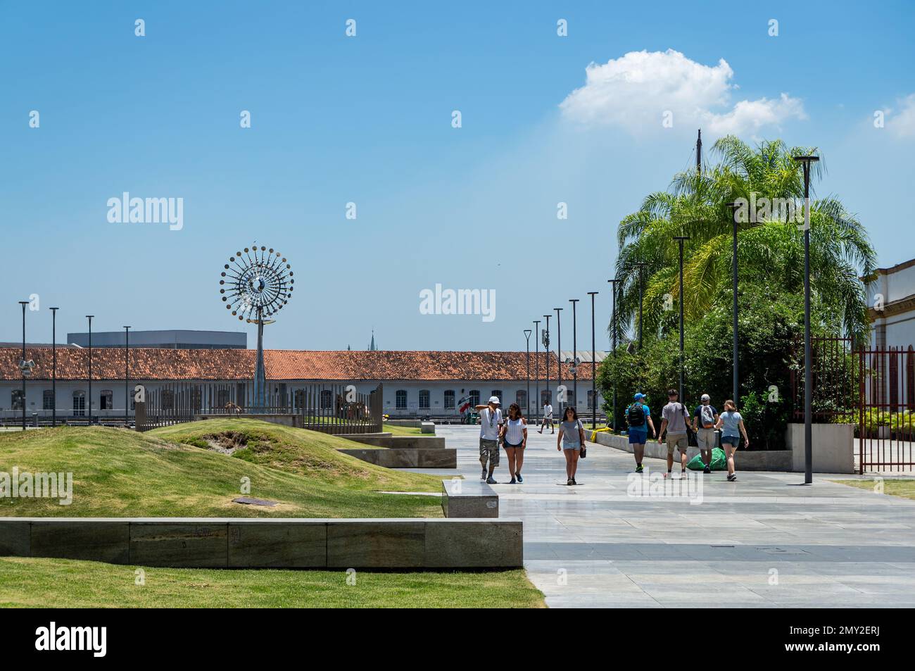Breiter Blick auf den Olympic Boulevard (Boulevard Olimpico) im Centro-Viertel, voller grüner Grasfelder unter sonnigen Nachmittagssonnen, bewölktem blauen Himmel Stockfoto