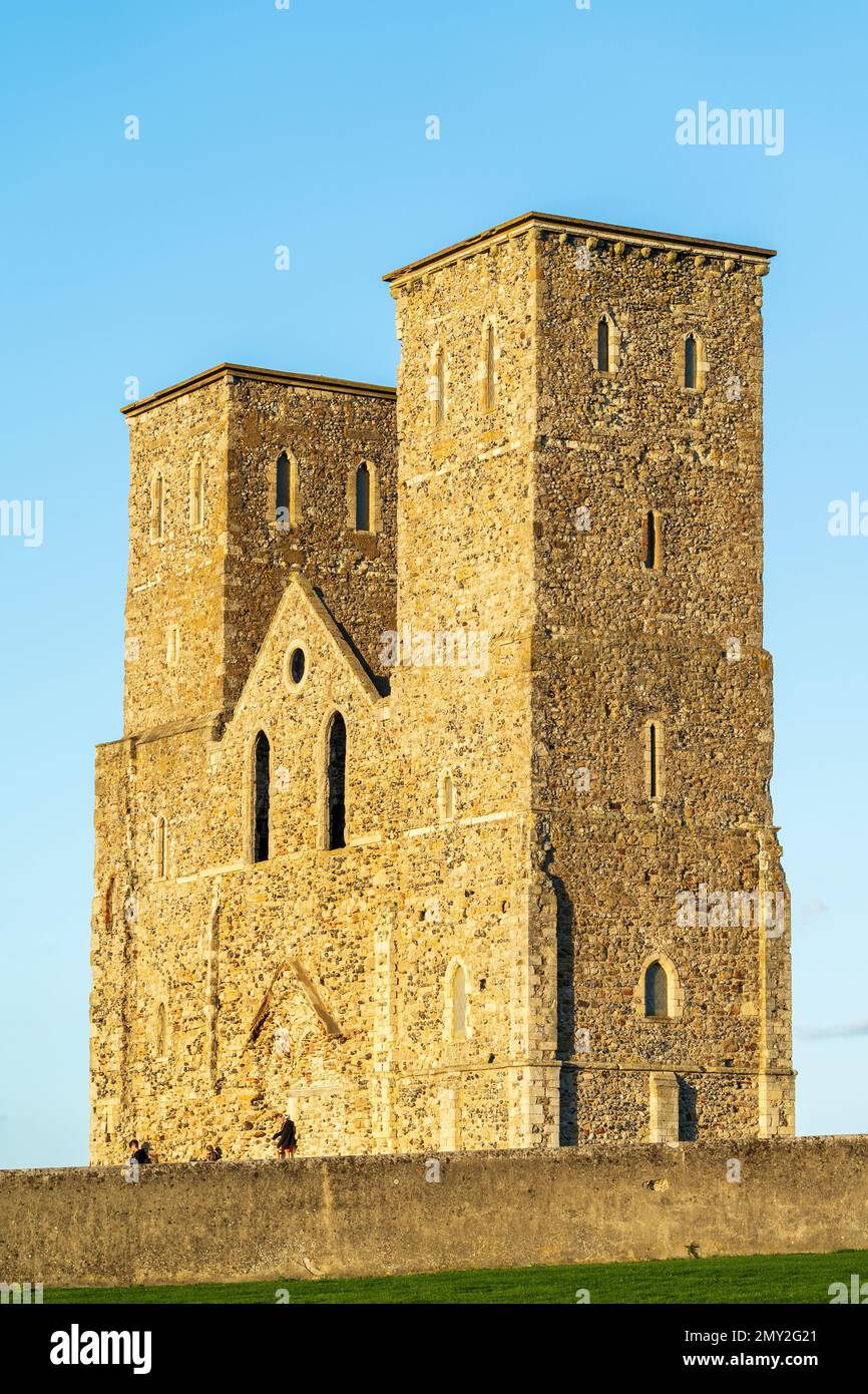 Die zwei Türme der Ruinen der Reculver-Kirche aus dem 12. Jahrhundert an der Küste von Kent im Herbst bei Sonnenschein mit blauem Himmel und Wolken. Stockfoto