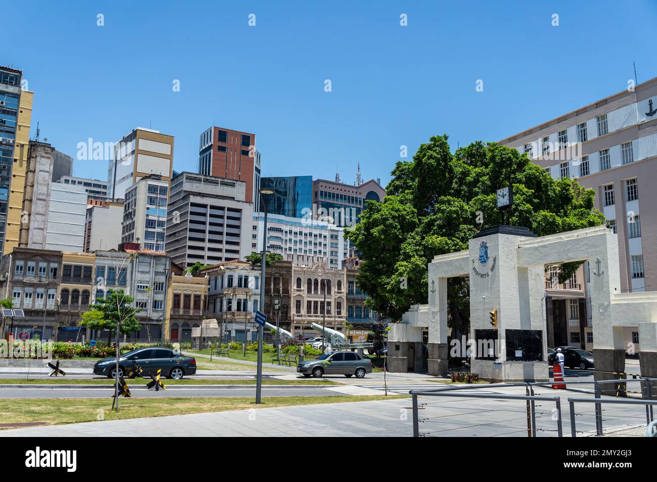 Viele Wolkenkratzer und Gebäude im Centro-Viertel in der Nähe des Almirante Tamandare-Gebäudes, wie vom Olympic Boulevard unter dem klaren blauen Himmel im Sommer gesehen. Stockfoto