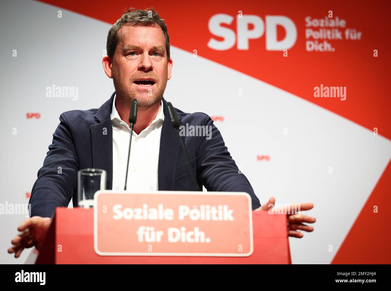 Husum, Deutschland. 04. Februar 2023. Ulf Kämpfer (SPD), Oberbürgermeister der Stadt Kiel, spricht auf der Parteikonferenz der SPD Schleswig-Holstein im Messezentrum Husum. Kredit: Christian Charisius/dpa/Alamy Live News Stockfoto