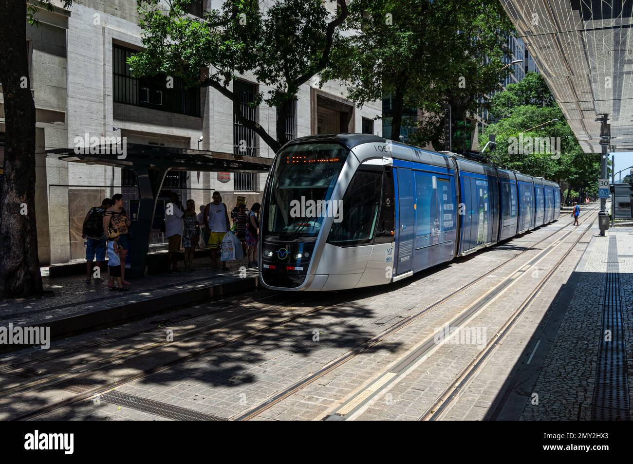 Eine VLT-Straßenbahn Carioca hält an der Straßenbahn Candelaria an der Rio Branco Avenue, um Passagiere abzuholen und an einem sonnigen Sommertag zum Bahnhof Praia Formosa zu fahren Stockfoto