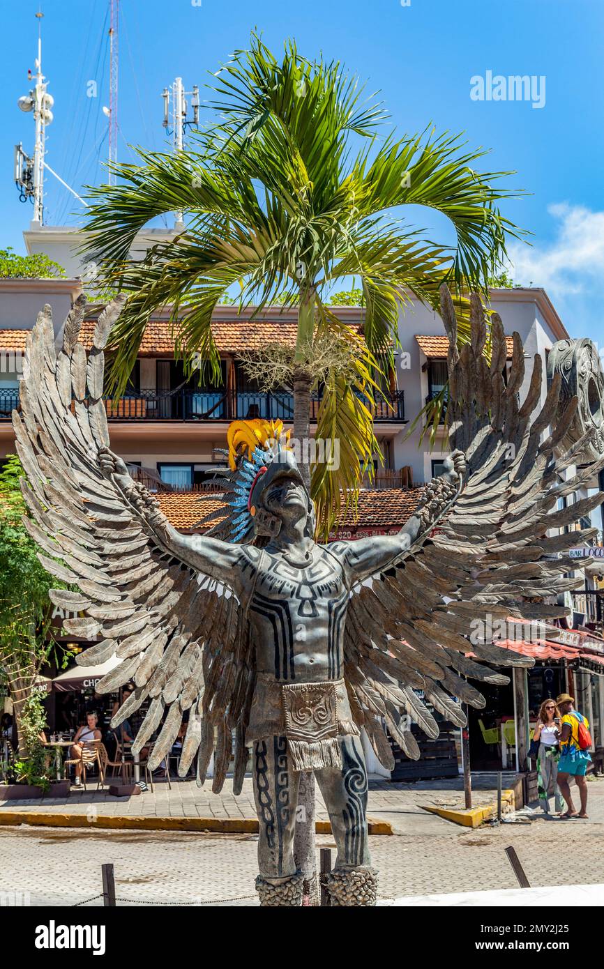 Bronzestatue mit Heldenfiguren der Maya, Playa del Carmen, Mexiko Stockfoto