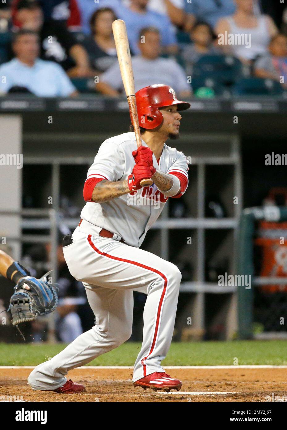 Philadelphia Phillies' Freddy Galvis watches his RBI double off Chicago White Sox starting pitcher James Shields during the second inning of a baseball game Wednesday, Aug. 24, 2016, in Chicago. (AP Photo/Charles Rex Arbogast) Stockfoto