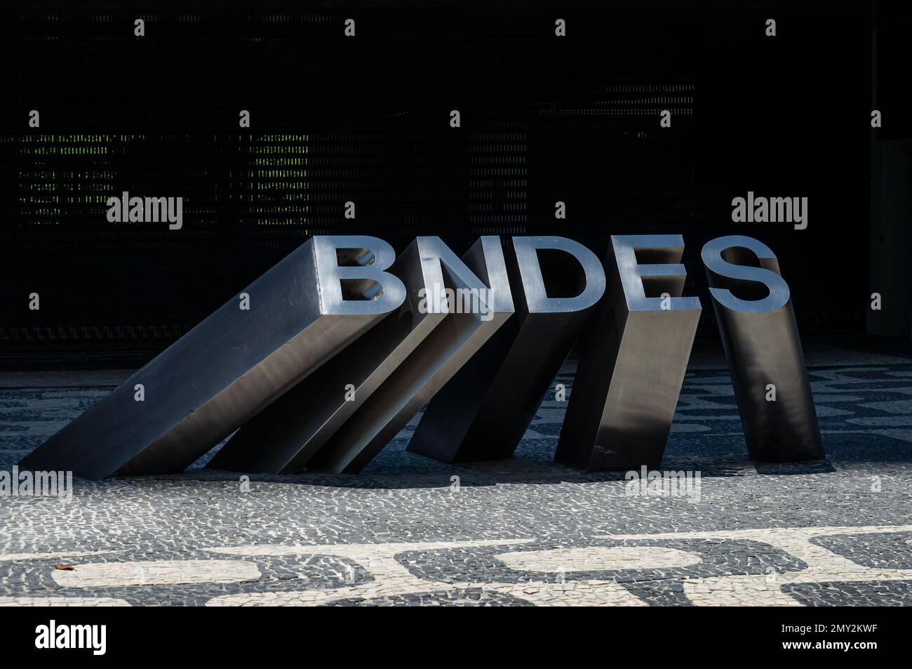 Die Metallskulptur der BNDES-Logo-Buchstaben steht am Eingang des BNDES-Hauptgebäudes im Centro-Viertel an einem sonnigen Sommernachmittag. Stockfoto