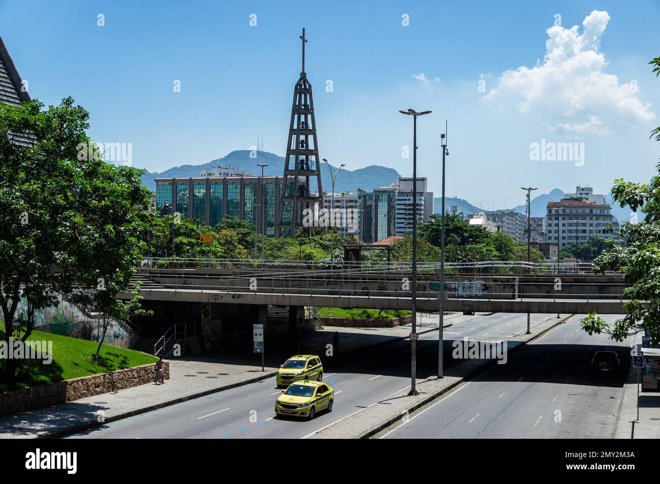Westlicher Blick auf die Avenue Republica do Chile im Centro-Viertel mit Teilblick auf die Kathedrale von Rio de Janeiro links unter dem blauen Himmel am Sommernachmittag. Stockfoto
