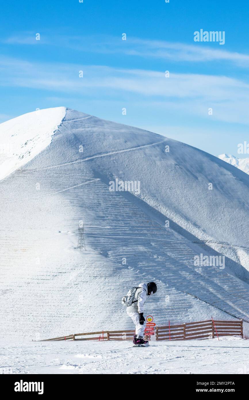 Skifahrer im Palandoken Mountain. Genießen Sie Skifahren an einem sonnigen Tag Stockfoto