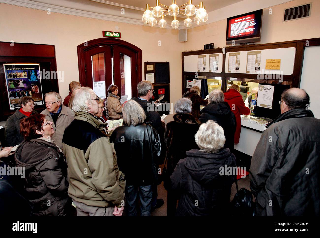 Schlange am Östgöteatern in Linköping, Schweden, um Theaterkarten zu kaufen. Stockfoto