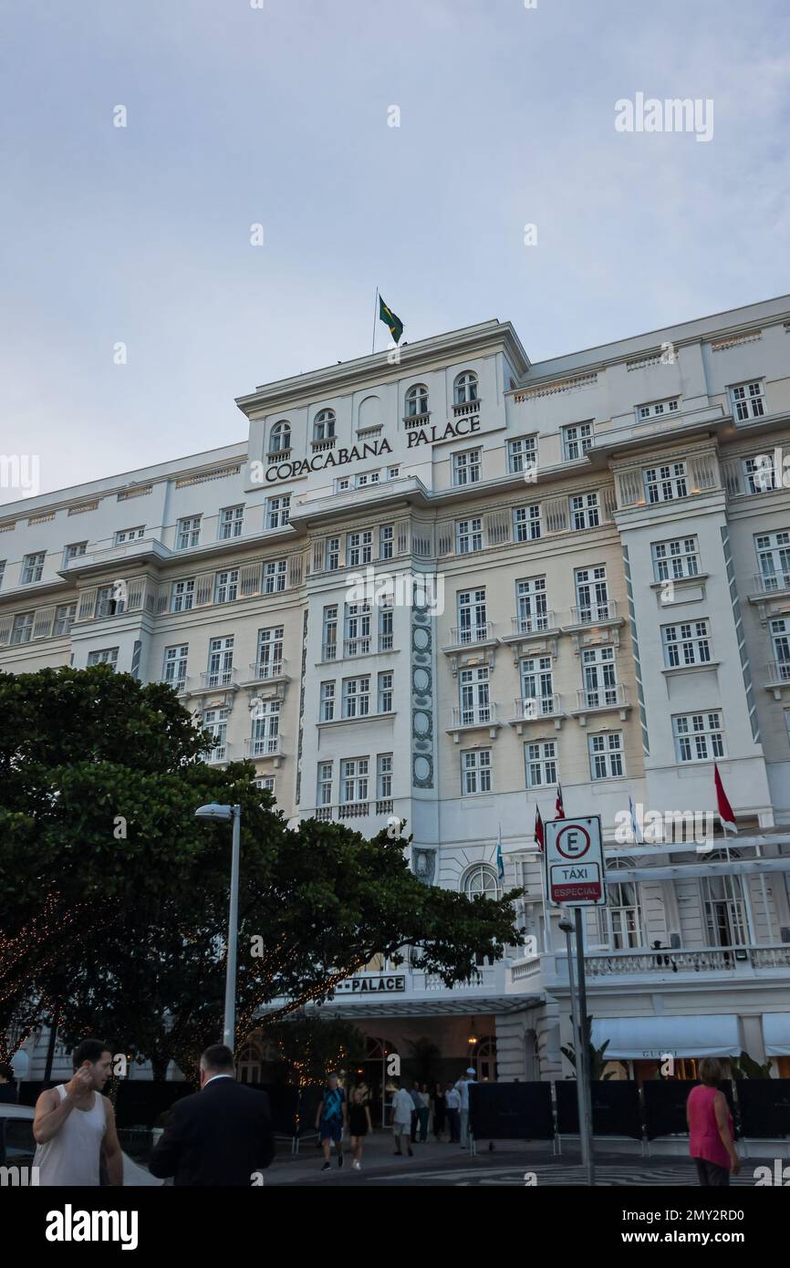 Fassadenblick auf das berühmte 5-Sterne-Hotel Belmond Copacabana Palace am Copacabana-Strand im Copacabana-Viertel unter WolkenHimmel am späten Sommer-Nachmittag Stockfoto