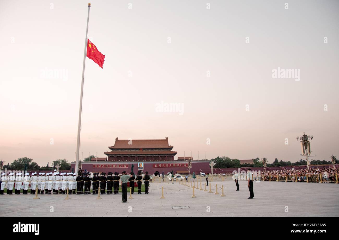 Zeremonie zum Herabsetzen der Pekinger Flagge während des Sonnenuntergangs auf dem Tiananmen-Platz China Stockfoto