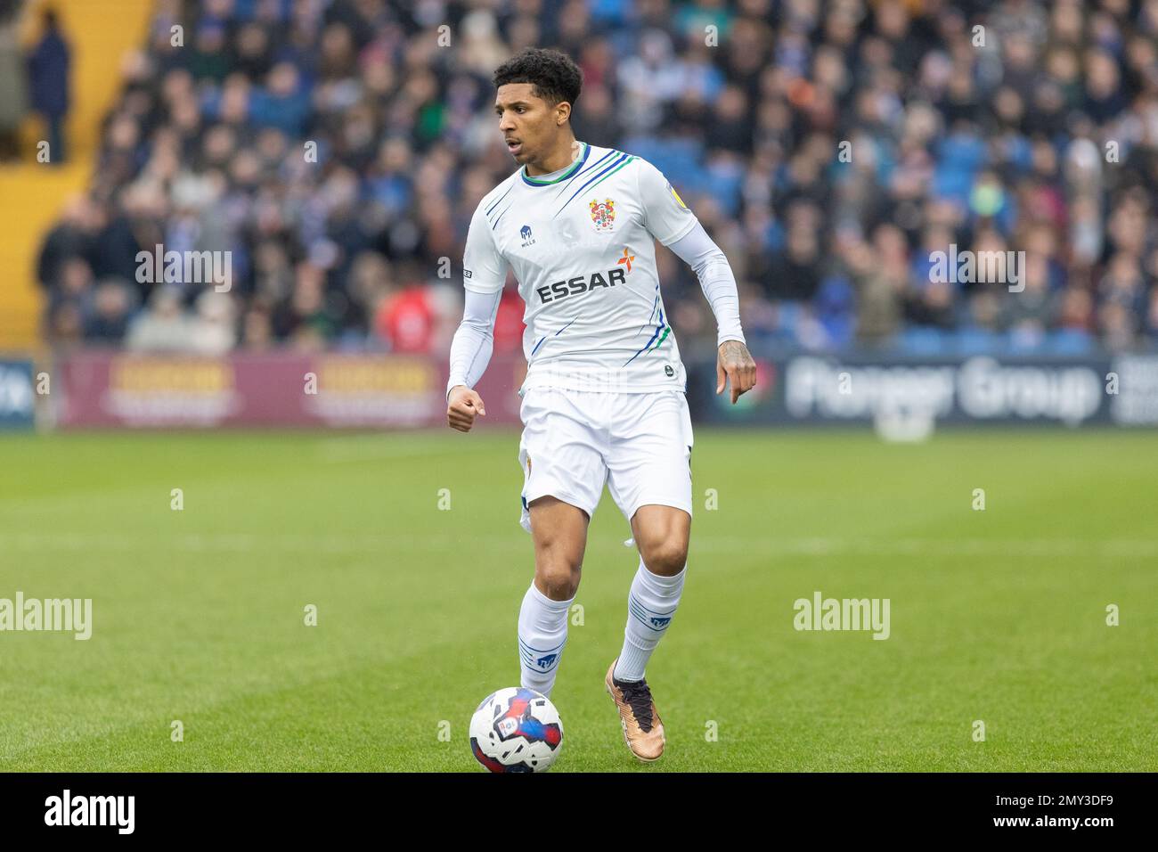 Stockport, Großbritannien. 4. Februar 2023 Ethan Bristow #3 von Tranmere Rovers, die während des Spiels der Sky Bet League 2 in Besitz waren Stockport County vs Tranmere Rovers at Edgeley Park, Stockport, Großbritannien, 4. Februar 2023 (Foto: Phil Bryan/Alamy Live News) Stockfoto