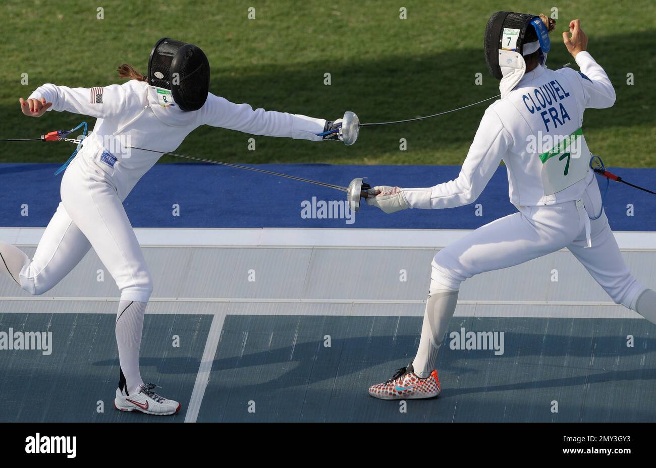 Elodie Clouvel of France, right, competes with Isabella Isaksen of the United States, left, during the fencing portion of the women's modern pentathlon at the Summer Olympics in Rio de Janeiro, Brazil, Friday, Aug. 19, 2016. (AP Photo/Kirsty Wigglesworth) Stockfoto