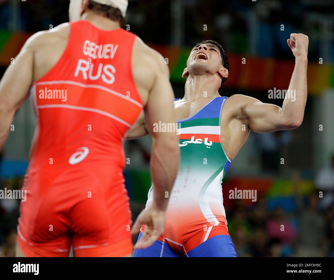 Iran's Hassan Aliazam Yazdanicharati celebrates after beating Russia's Aniuar GeduevIran's Hassan Aliazam Yazdanicharati for the gold in the men's wrestling freestyle 74-kg competition at the 2016 Summer Olympics in Rio de Janeiro, Brazil, Friday, Aug. 19, 2016. (AP Photo/Charlie Riedel) Stockfoto