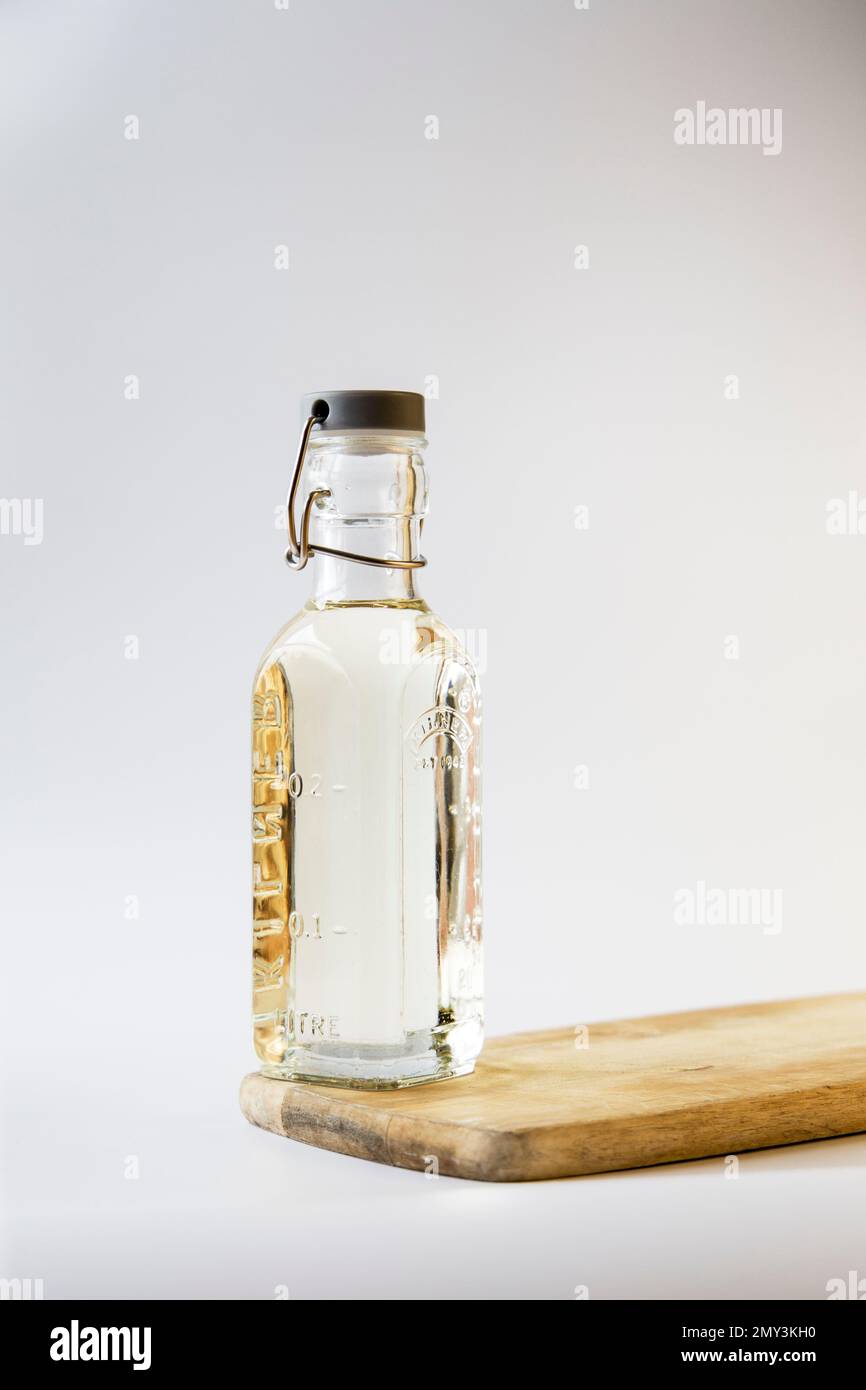 Transparente Flüssigkeit auf einer Flasche mit weißem Hintergrund Stockfoto