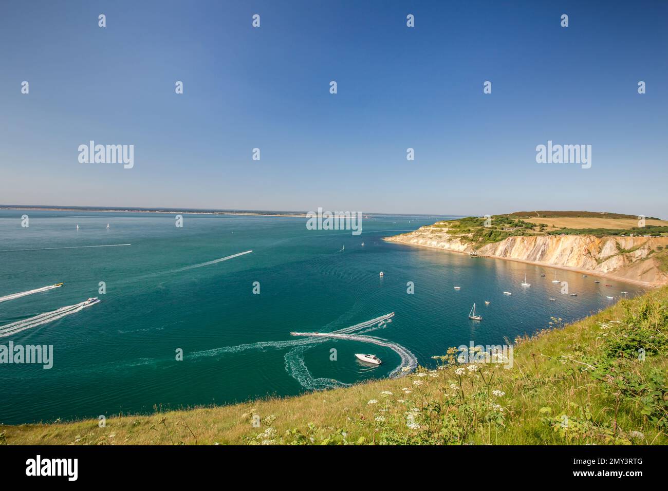 Spätsommerabend auf den Needles. Wunderschöne Landschaft von der Needles Isle of Wight, einem der romantischsten und ikonischsten Orte in England, Needles pa Stockfoto
