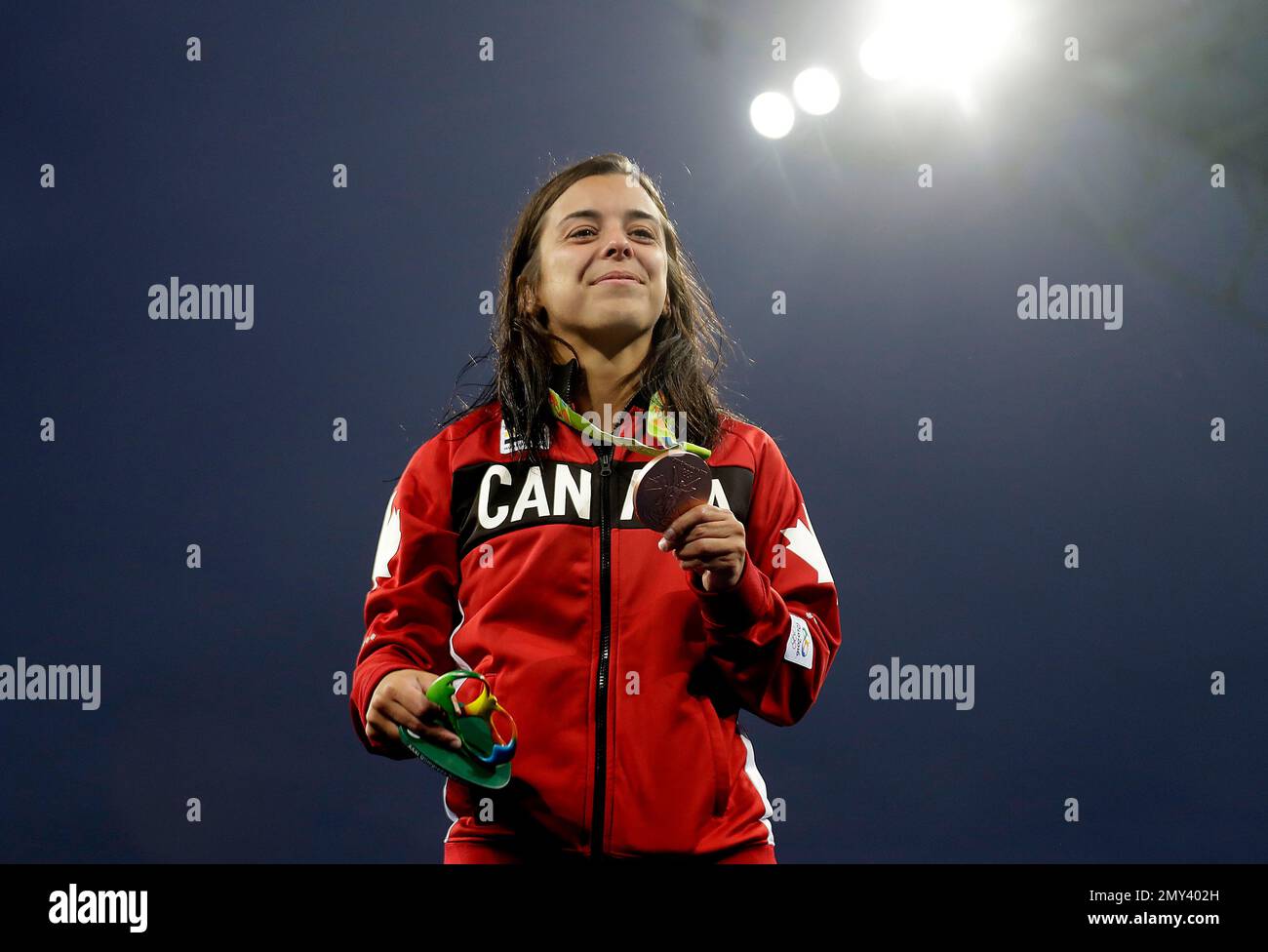 Canada's bronze medalist Meaghan Benfeito poses with her medal after the women's 10-meter platform diving final in the Maria Lenk Aquatic Center at the 2016 Summer Olympics in Rio de Janeiro, Brazil, Thursday, Aug. 18, 2016. (AP Photo/Wong Maye-E) Stockfoto