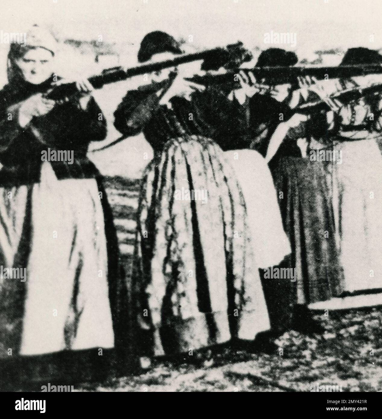 Serbische Frauen, die während der Krise von 1908 Gewehreinsatz praktizieren Stockfoto