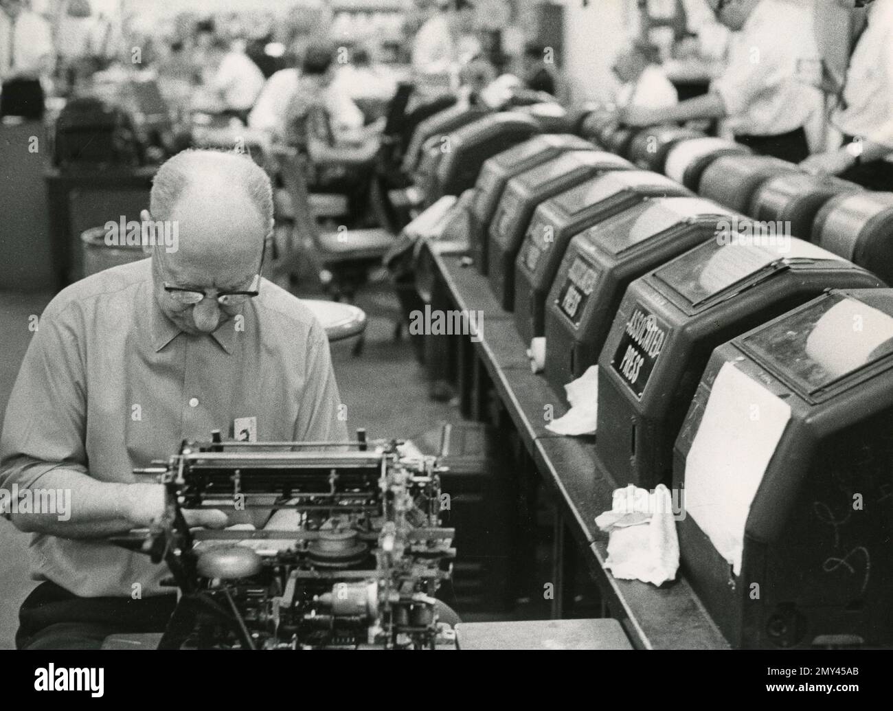 Journalistin Schreibmaschine bei der Associated Press News, 1960er Stockfoto
