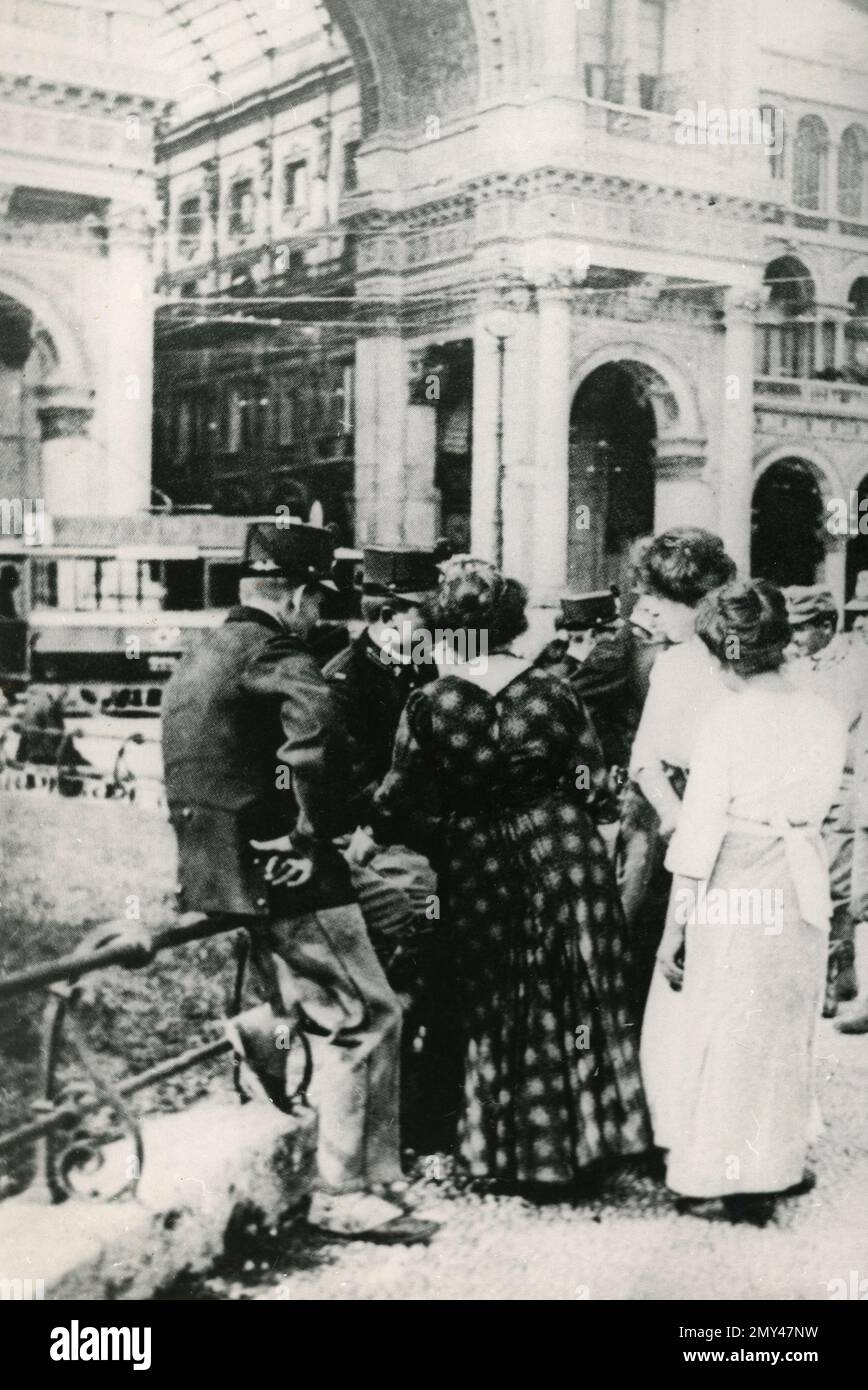 Rekruten auf der Piazza Duomo, Mailand, Italien 1900er Stockfoto