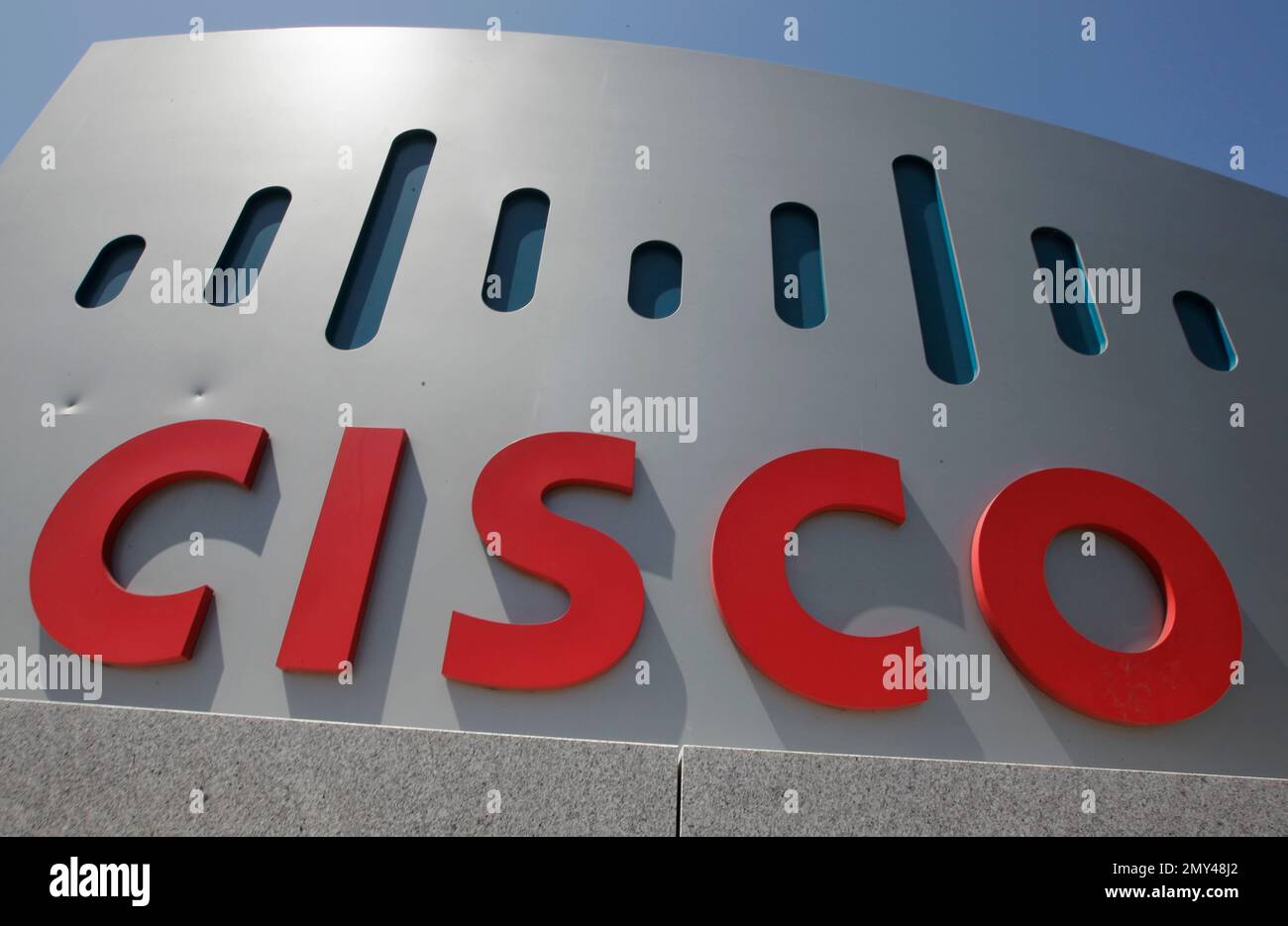 FILE - This Wednesday, May 9, 2012, file photo, shows an exterior view of Cisco Systems Inc. headquarters in Santa Clara, Calif. Cisco Systems Inc. reported Wednesday, Aug. 17, 2016, that it will lay off 5,500 employees as the internet gear maker scrambles to adapt to technology changes that have reduced demand for its main products. (AP Photo/Paul Sakuma, File) Stockfoto