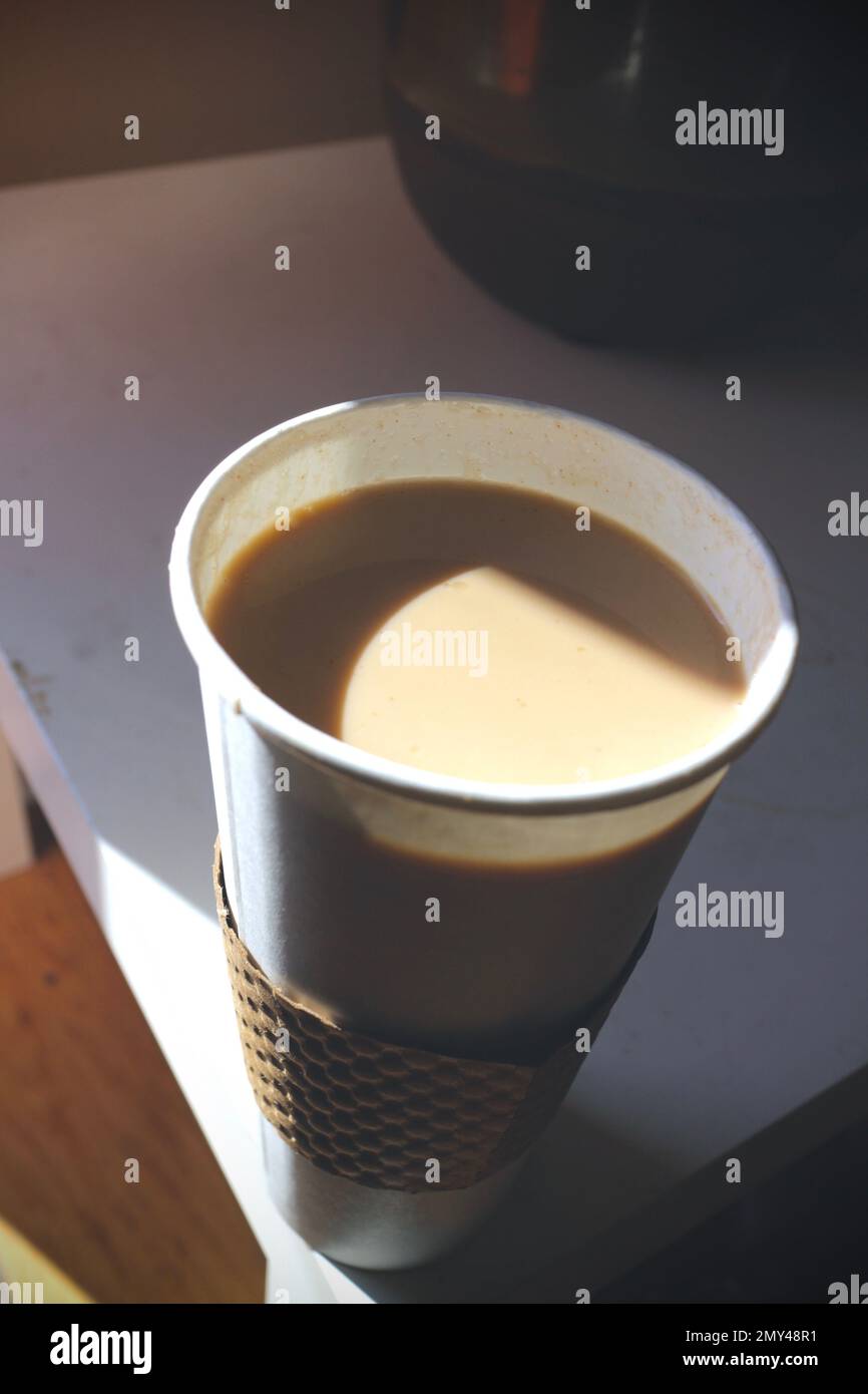 Latte Sitzt Im Morgenlicht Stockfoto