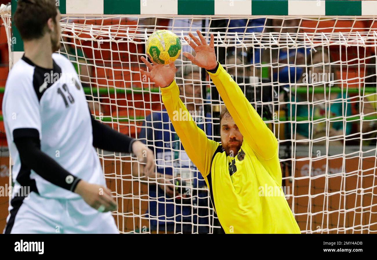 Germany's Andreas Wolff makes a save as Germany's Hendrik Pekeler, left, looks on during the men's quarterfinal handball match between Germany and Qatar at the 2016 Summer Olympics in Rio de Janeiro, Brazil, Wednesday, Aug. 17, 2016. (AP Photo/Ben Curtis) Stockfoto