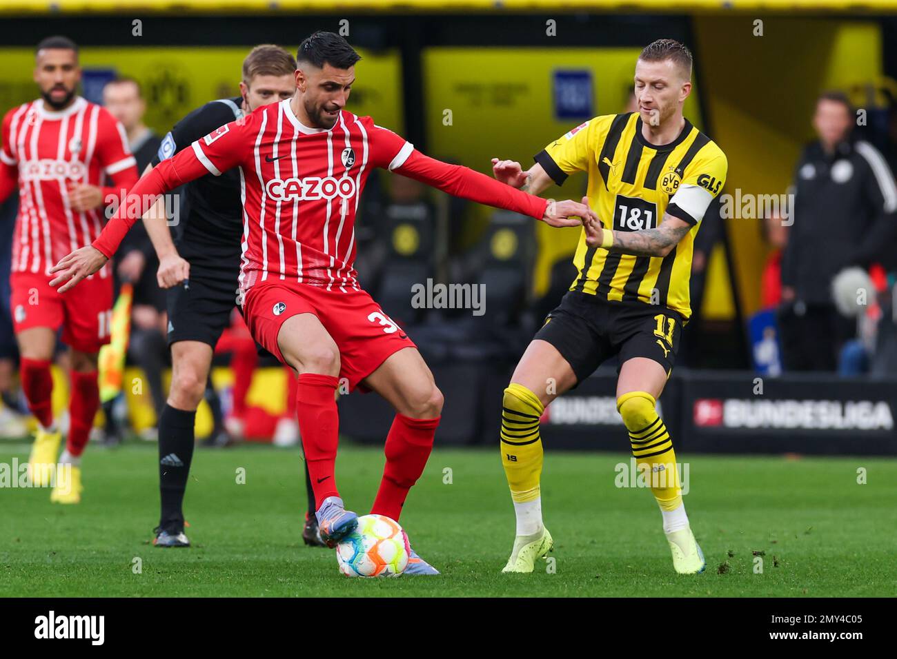 DORTMUND, DEUTSCHLAND - FEBRUAR 4: Vincenzo Grifo von SC Freiburg, Marco Reus von Borussia 