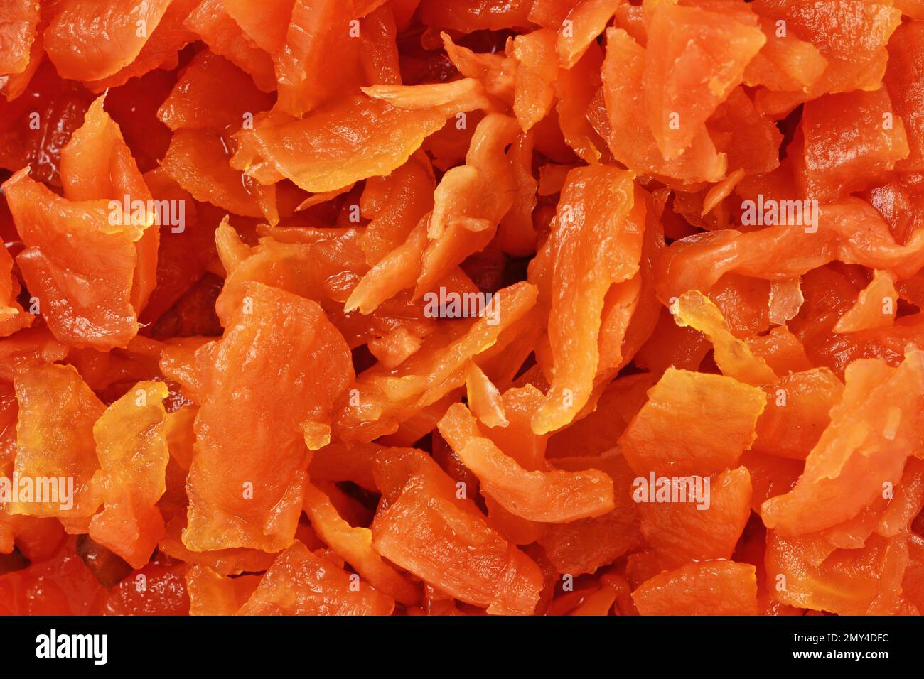Nahaufnahme des gehackten napakohls mit roter koreanischer Kimchi-Gewürze Stockfoto