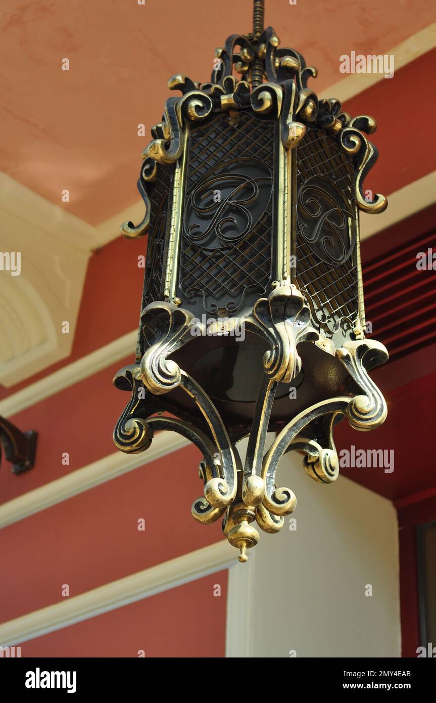 Hübsche gemusterte Straßenbeleuchtung in Bronze mit dekorativer Straßenbeleuchtung Stockfoto