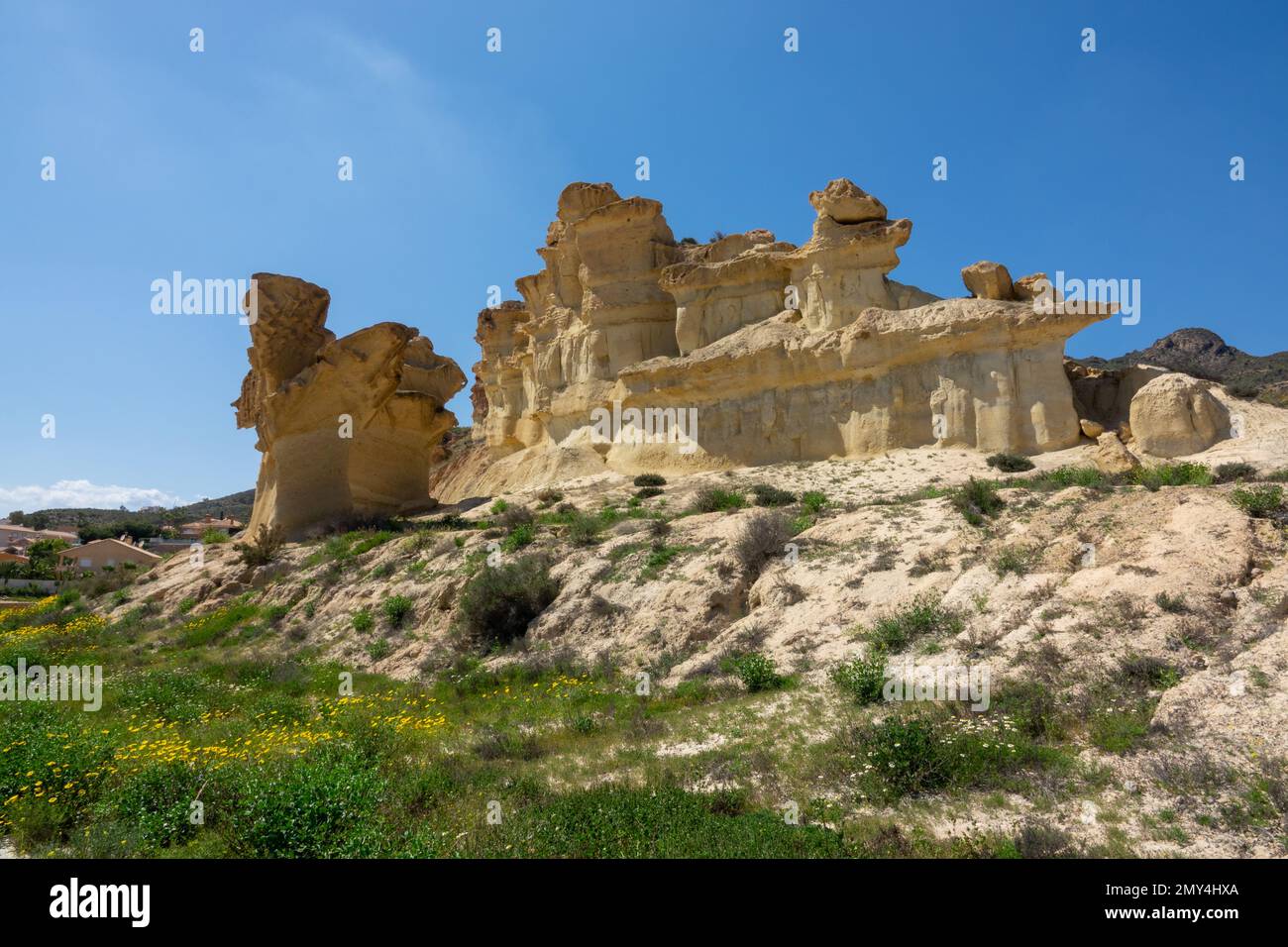 Sandsteinformen, Erosionen oder Gredas von Bolnuevo in Mazarron, Murcia, Spanien. Auch bekannt als die umgebaute Stadt Bolnuevo. Stockfoto