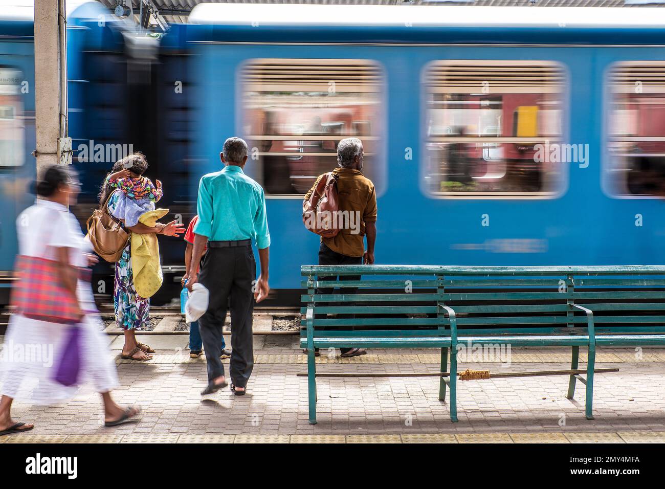 Passagiere, die am Bahnhof Kandy, Sri Lanka, auf einen Zug warten Stockfoto