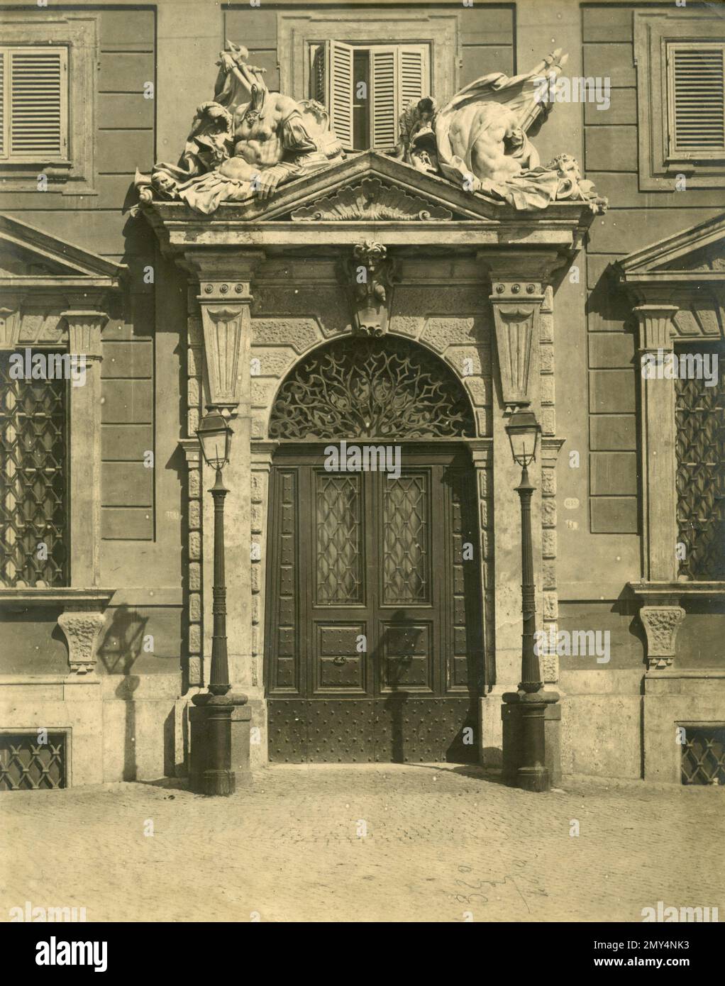Die Tür zum Palazzo della Consulta, Rom, Italien 1930er Stockfoto