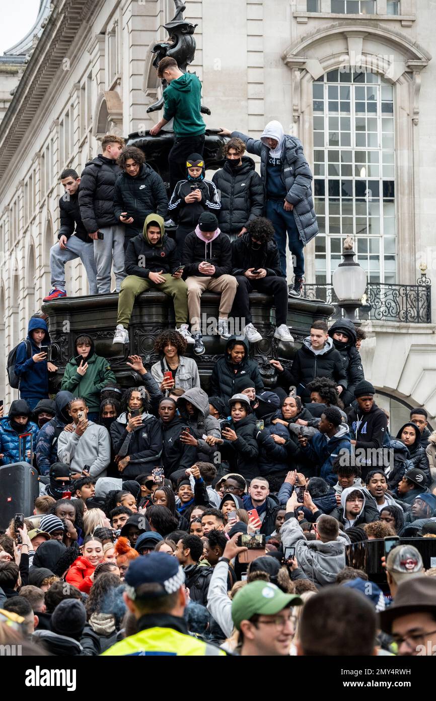 London, Großbritannien. 4. Februar 2023 DIGGA D, ein Drillrapper, macht ein verstecktes Musikvideo am Piccadilly Circus, umgeben von Hunderten von Fans, die über soziale Medien zusammengerufen wurden. Der Sänger bekommt anscheinend über 4 Millionen Aufrufe auf You Tube. Kredit: Stephen Chung / Alamy Live News Stockfoto