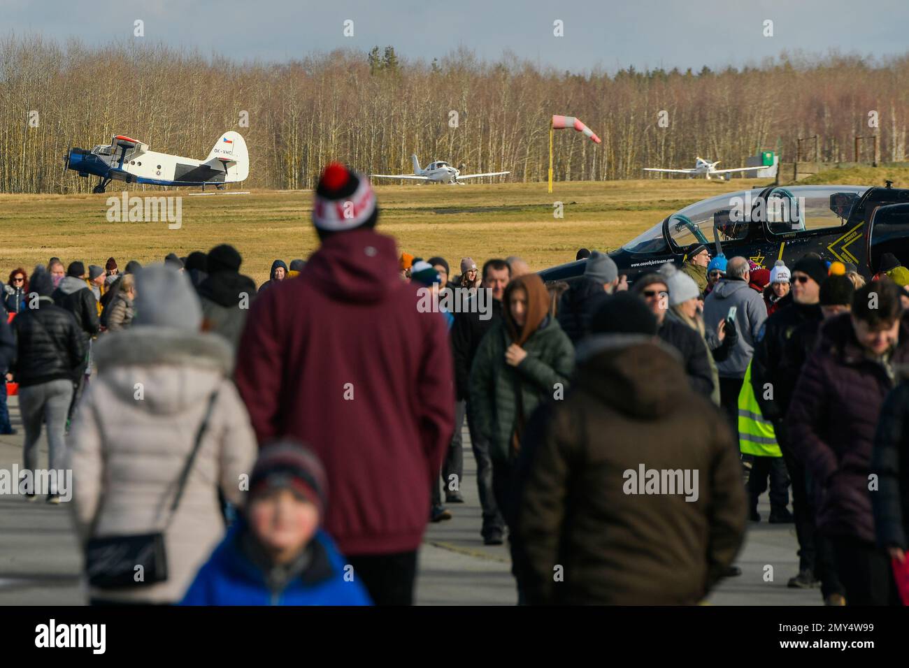 Line, Tschechische Republik. 04. Februar 2023. Open Hangar Day - Luftfahrttechnikshow, auf der die Menschen auch ihre Unterstützung für die Instandhaltung des lokalen Linienflughafens zum Ausdruck bringen können und nicht mit dem Plan des deutschen Autoherstellers Volkswagen übereinstimmen, am Standort in Line, Tschechische Republik, eine elektrische Autobatterieanlage (Gigafactory) zu bauen, am 4. Februar 2023. Kredit: Miroslav Chaloupka/CTK Photo/Alamy Live News Stockfoto