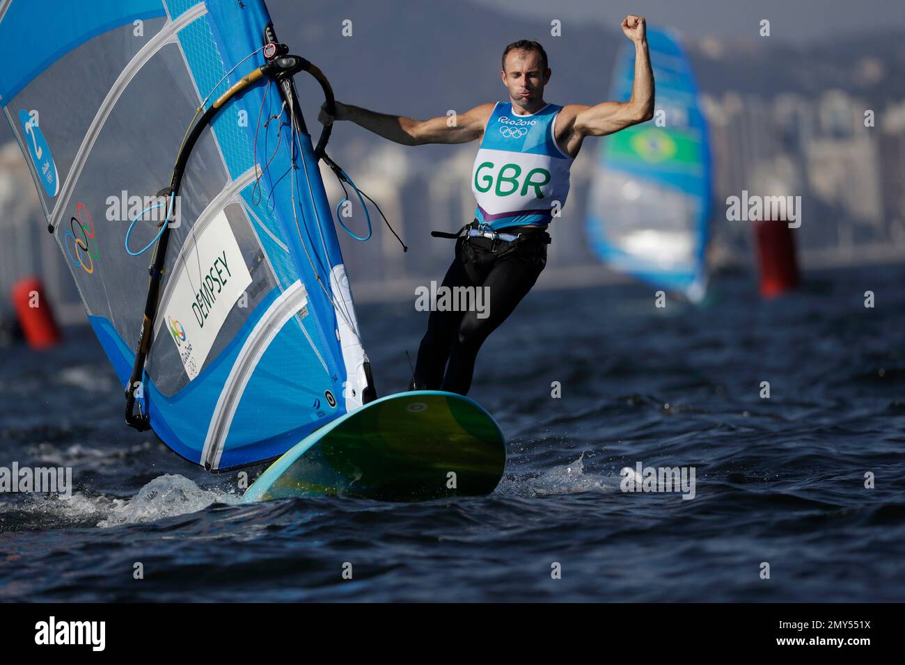 Britain's windsurfer Nick Dempsey celebrates winning silver in the RS: X men's event at the Summer Olympics in Rio de Janeiro, Brazil, Sunday, Aug. 14, 2016. (AP Photo/Bernat Armangue) Stockfoto