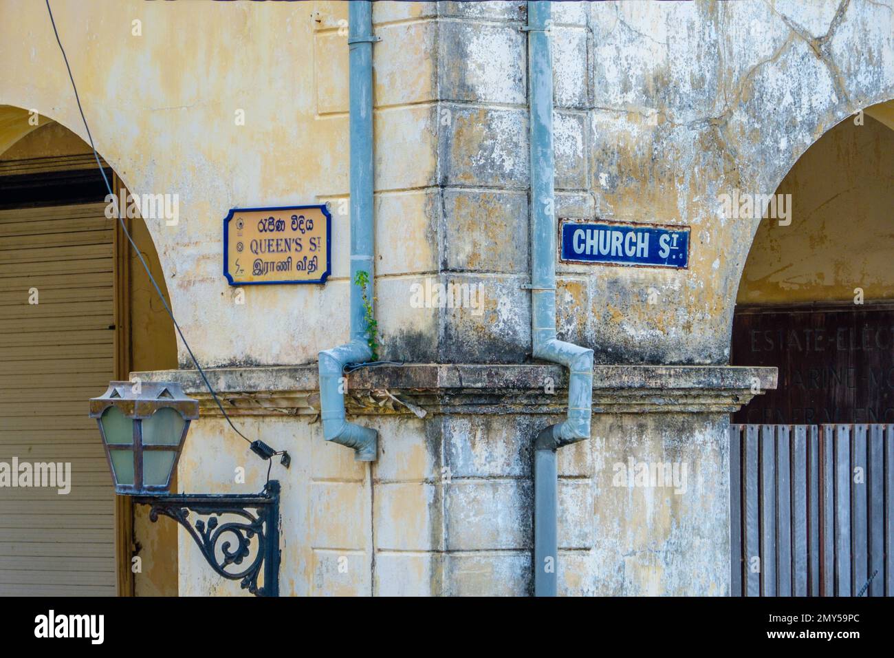 Straßenschilder aus der Kolonialzeit im alten niederländischen Fort Galle, einer ummauerten Küstenstadt in Sri Lanka Stockfoto