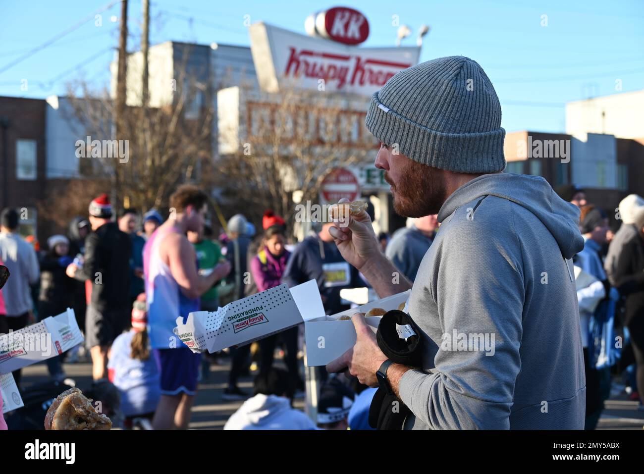 Raleigh, NC, USA, 4. Februar 2023, laufen Läufer auf halber Strecke eines 5 km langen Sprints vom Campus der North Carolina State University ein Dutzend Krispy Kreme Doughnuts herunter. Die alljährliche Krispy Kreme Challenge wurde 2004 unter Freunden zum ersten Mal als „Mut“ geführt und wurde schnell zu einer Benefizveranstaltung für das Kinderkrankenhaus des UNC. Der Kursrekord von 28:29 wurde 2020 mit einem Tempo von 5:41/Meile gesetzt, einschließlich Zeit zum Essen von Donuts. Bei landesweiter Exposition lautet das Motto „2.400 Kalorien, 12 Donuts, 5 Meilen, 1 Stunde“. Credit D Guest Smith / Alamy Live News Stockfoto