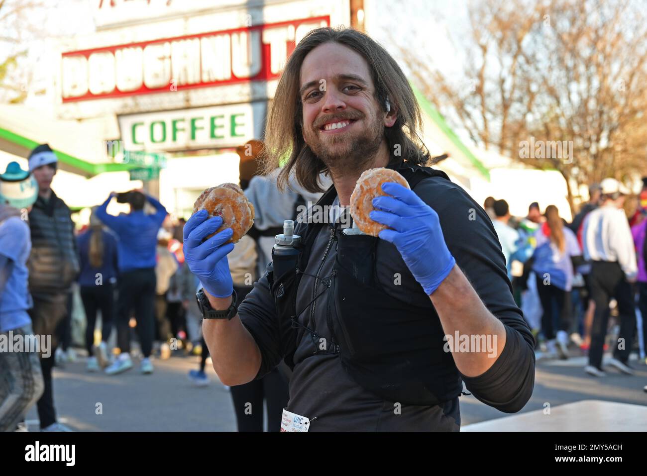 Raleigh, NC, USA, 4. Februar 2023, laufen Läufer auf halber Strecke eines 5 km langen Sprints vom Campus der North Carolina State University ein Dutzend Krispy Kreme Doughnuts herunter. Die alljährliche Krispy Kreme Challenge wurde 2004 unter Freunden zum ersten Mal als „Mut“ geführt und wurde schnell zu einer Benefizveranstaltung für das Kinderkrankenhaus des UNC. Der Kursrekord von 28:29 wurde 2020 mit einem Tempo von 5:41/Meile gesetzt, einschließlich Zeit zum Essen von Donuts. Bei landesweiter Exposition lautet das Motto „2.400 Kalorien, 12 Donuts, 5 Meilen, 1 Stunde“. Credit D Guest Smith / Alamy Live News Stockfoto