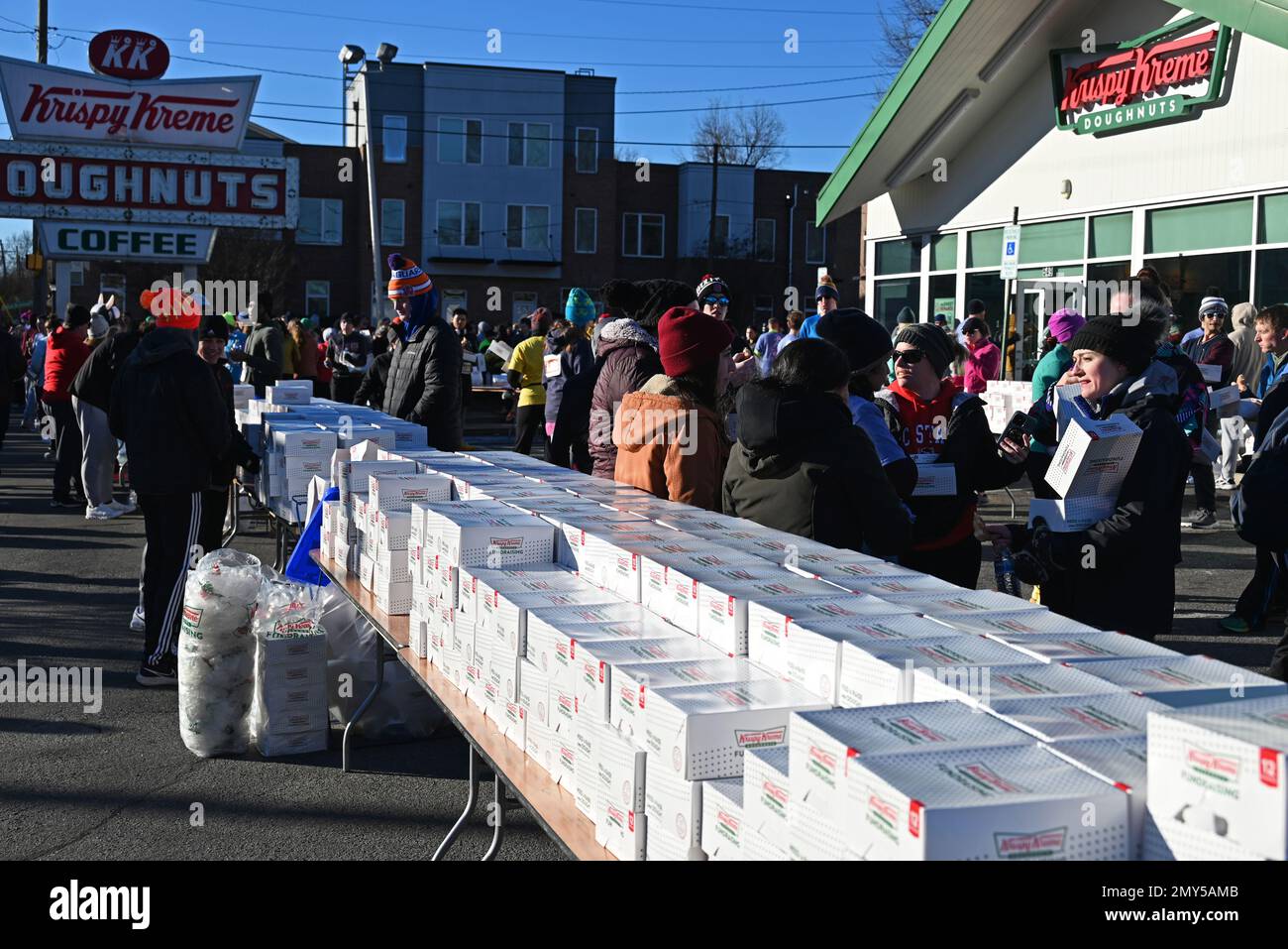 Raleigh, NC, USA, 4. Februar 2023, Kisten mit Krispy Kreme Donuts säumen die Tische auf halbem Weg eines 8 Meilen langen Sprints vom Campus der North Carolina State University. Die Krispy Kreme Challenge wurde 2004 erstmals als „Mut unter Freunden“ ausgeführt und wurde schnell zu einer Spendenaktion zugunsten des UNC Children’s Hospital. Der Streckenrekord von 28:29 wurde 2020 mit einem Tempo von 5:41/Meile aufgestellt, was auch die Zeit beinhaltet, ein Dutzend Donuts zu essen. Bei der nationalen Exposition lautet das Motto „2.400 Kalorien, 12 Donuts, 5 Meilen, 1 Stunde“. Credit D Guest Smith / Alamy Live News Stockfoto