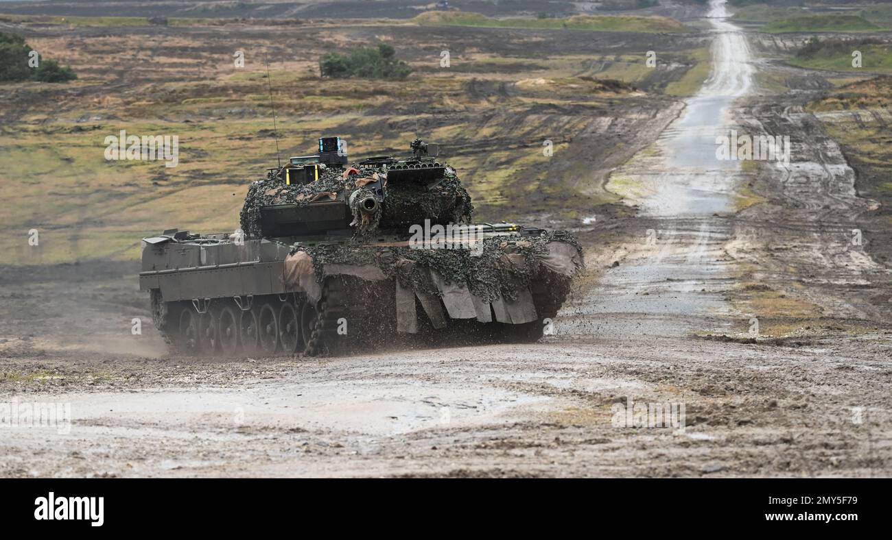 Augustdorf, Deutschland. 01. Februar 2023. Ein Leopard 2 A6 vom deutschen Panzerbataillon 203 fährt auf dem Trainingsgelände. Kredit: Ann-Marie Utz/dpa/Alamy Live News Stockfoto
