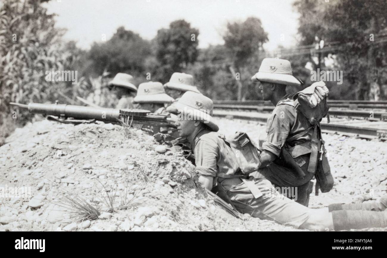 Soldaten des 2. Bataillons King's eigene Yorkshire Light Infanterie bewaffnet mit einer Lewis-Waffe, die eine Eisenbahnlinie in der Nort West Frontier Region von British India c schützt. Anfang 1930er. Stockfoto