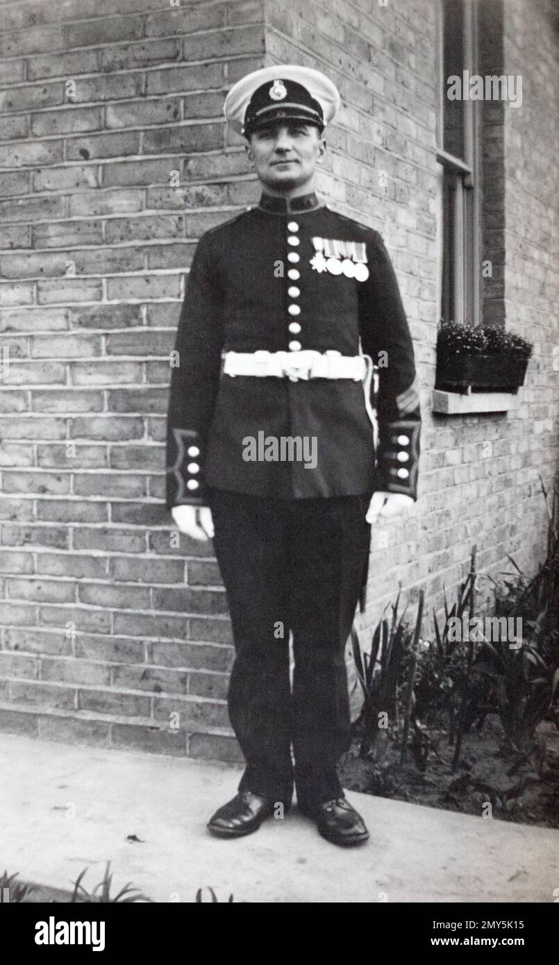 Ein Marine in Parade-Uniform mit seinen Medaillen, dem Trio aus dem Ersten Weltkrieg und der Naval Long Service and Good Conduct Medaille. Royal Marines, 18. September 1932. Stockfoto