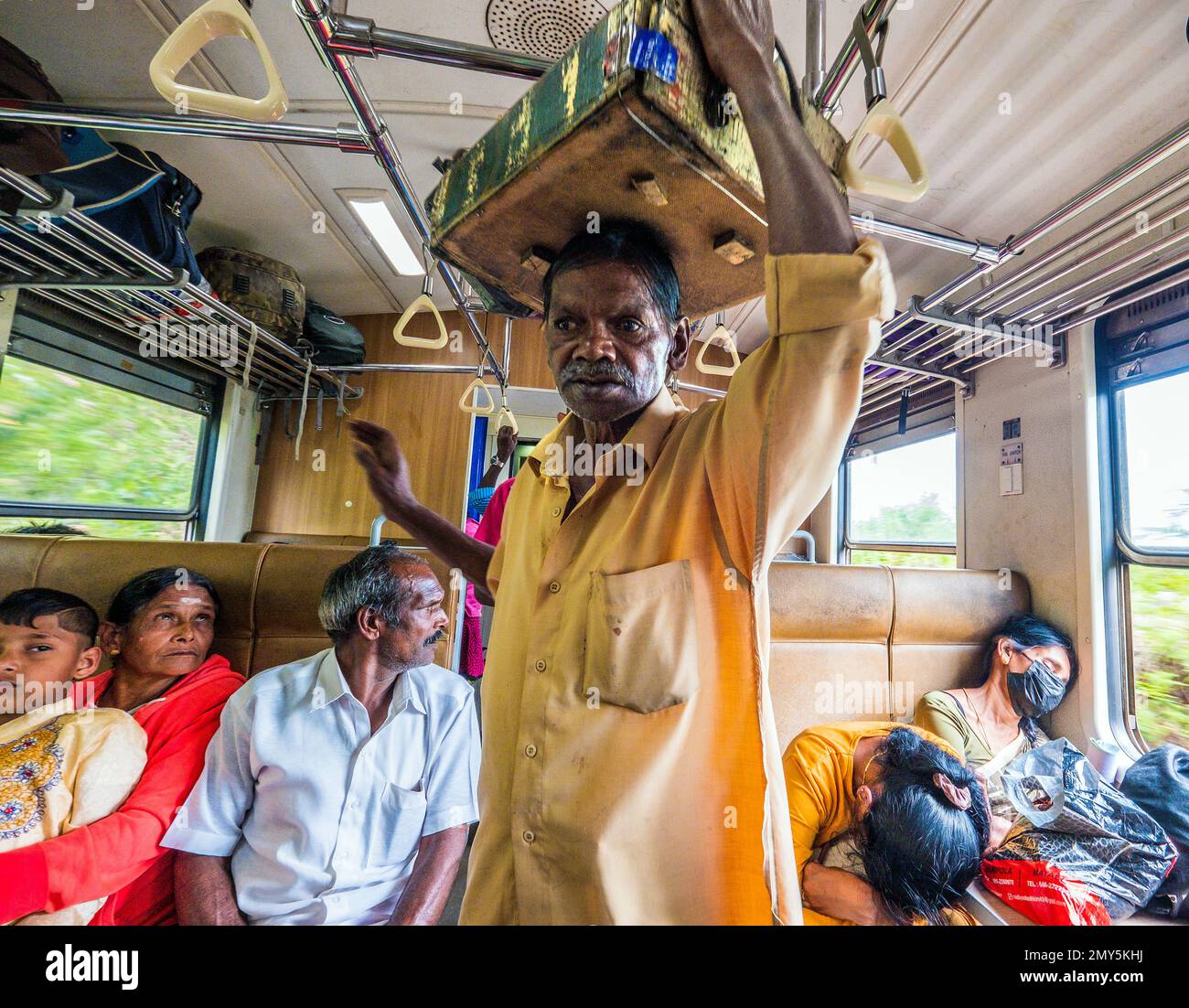 Ein Snackverkäufer im Zug zwischen Kandy und Ella in Sri Lanka Stockfoto